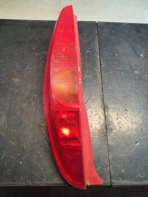 Fanale Posteriore Sinistro (SX, lato guidatore) corpo Rosso FIAT PUNTO 2A SERIE (188) dal 2000 al 2003